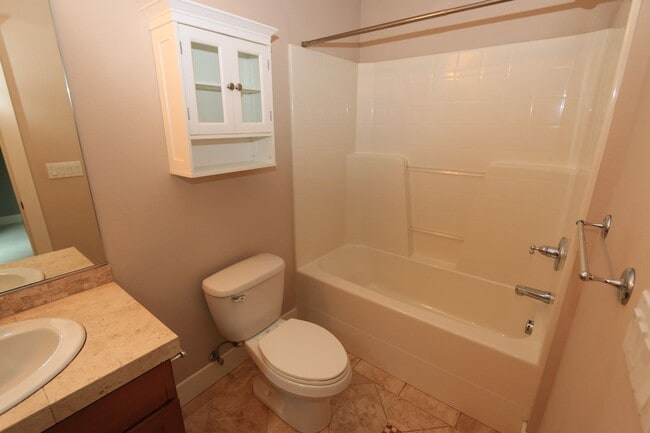 Building Photo - Wallingford 3bd/3.5ba, Vaulted Ceilings, G...