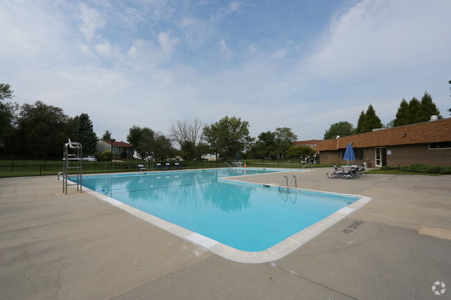 Carlyle Landing-Pool - Carlyle Landing Apartments