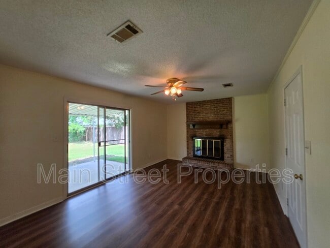 Foto del edificio - 6942 Falcon Dr