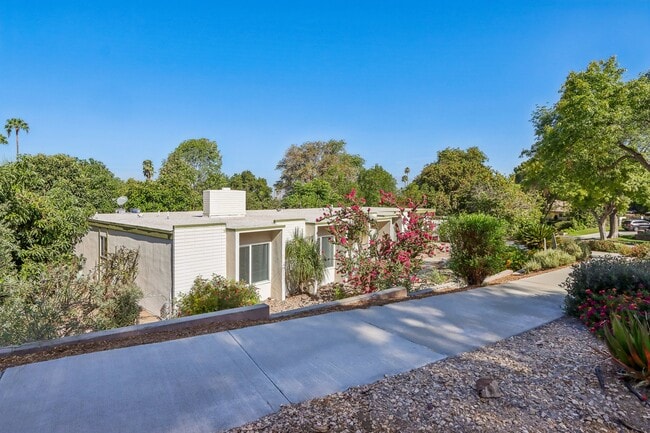Building Photo - 1184 Lyndhurst Dr
