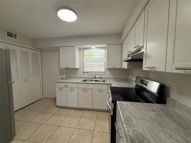Building Photo - 6030 SW 12 Pl