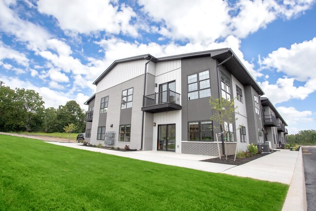 Building Photo - Doud Luxury Apartment Homes - 1, 2, and 3 ...
