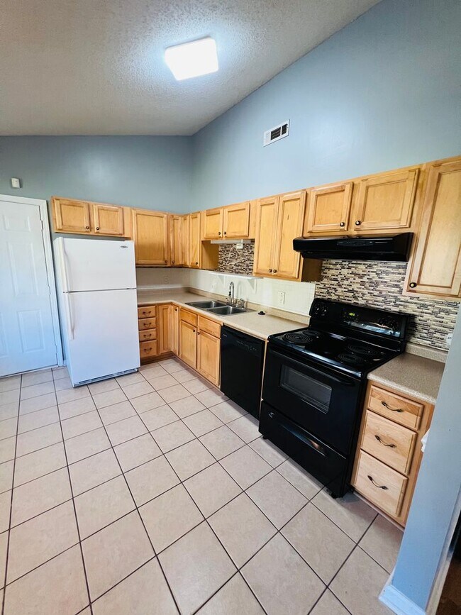 Building Photo - Convenient Comfort: 3-Bed, 2-Bath Home Nea...