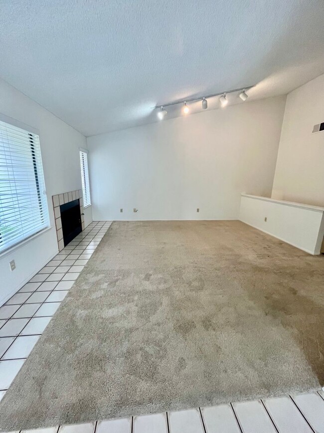 Building Photo - HUGE 2BD/2BA CLAIREMONT CONDO W/ 2 CAR GARAGE - ONLY $3,495/MONTH