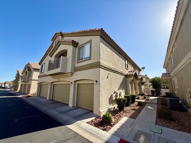 Foto del edificio - 2 bedroom townhome with back yard in Boulder Ranch