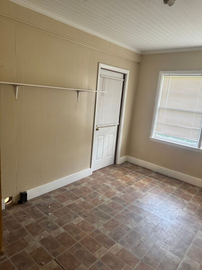 Building Photo - 4 Bed 2 Bath Brick Home