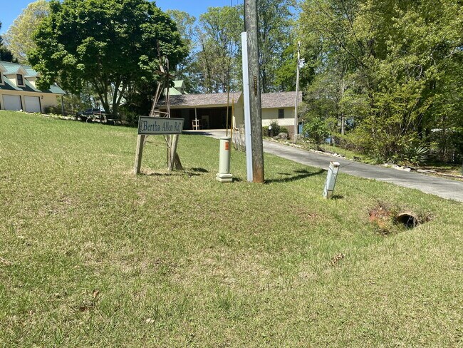Foto del edificio - Lakefront Living! Furnished 3-Bed Home w/ ...