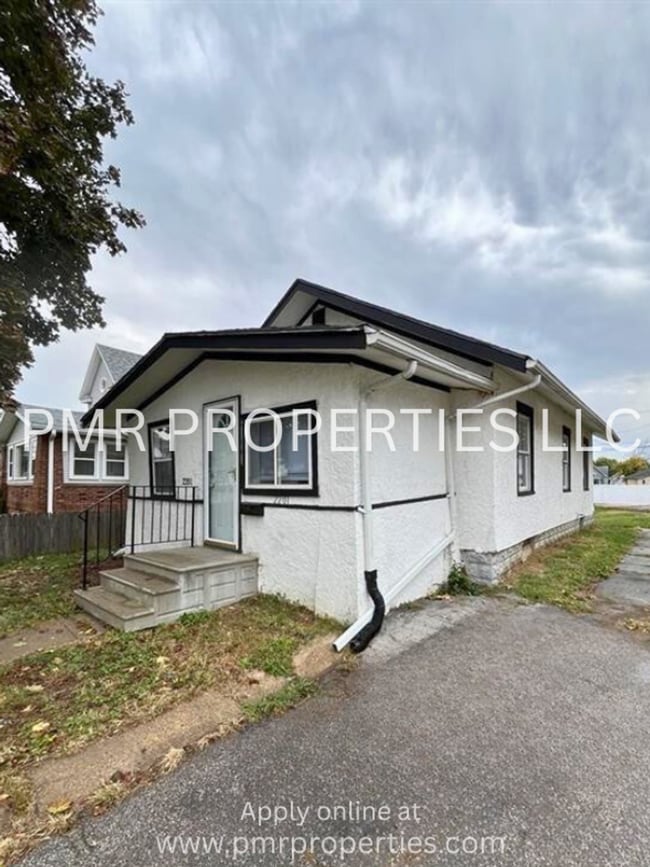 Building Photo - 2 Bedrooms/1 Bathroom House