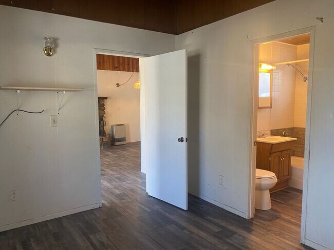 Building Photo - Cozy, pet friendly home up in the mountain!