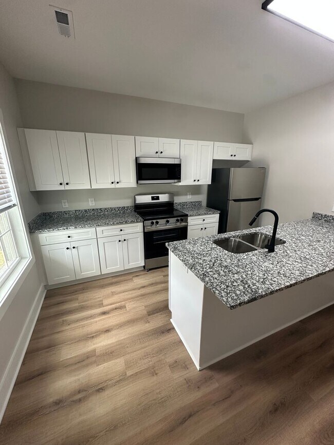 Foto del edificio - BRAND NEW 3 Bedroom Apartment in Shelbyville!