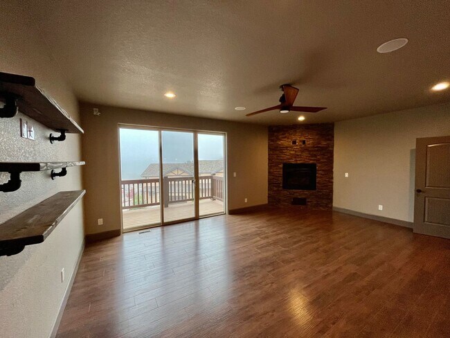 Building Photo - * Rare Find* Luxurious 3 Bedroom Modern-Rustic Townhome in Mountain Shadows