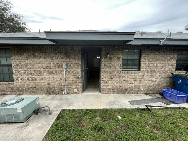 Building Photo - 2 Bed/1 Bath in Pleasanton, TX