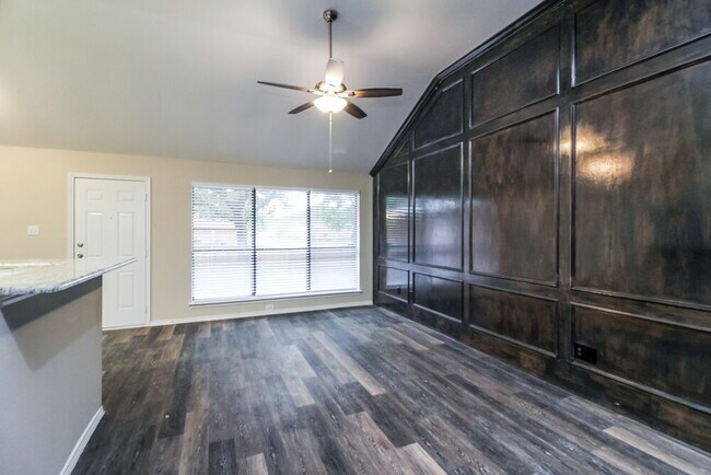 Building Photo - 932 Knollwood Dr