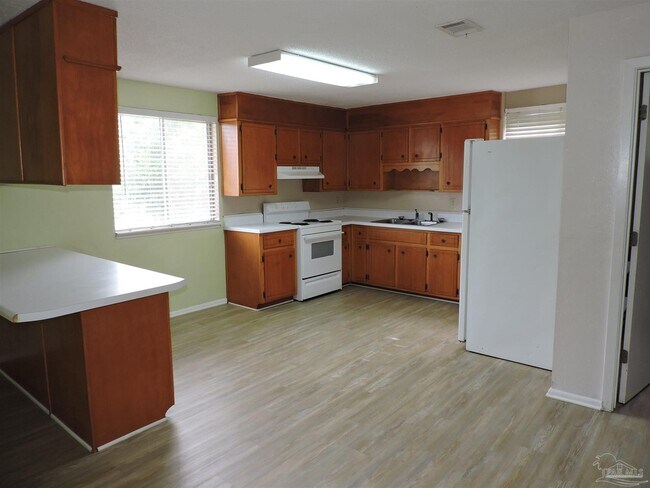 Building Photo - 2108 W Lakeview Ave