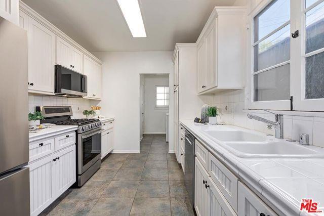 Building Photo - 373 S Crescent Heights Blvd