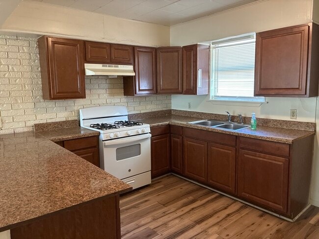 Building Photo - Move-In Ready 2BR Home in Taylor, TX