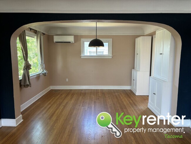 Building Photo - Multi-Level 3Bed/1Bath Gorgeous Home in Ta...