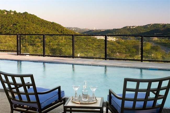 Foto del edificio - 8110 Ranch Rd 2222