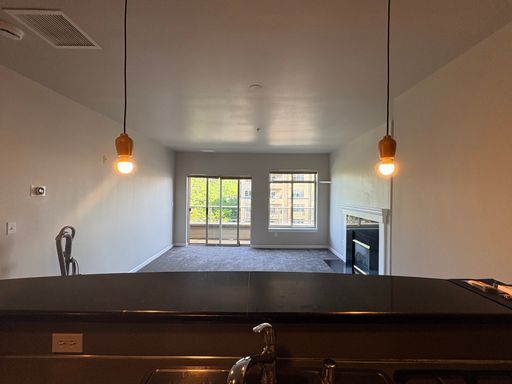 Foto del edificio - Top-Floor Corner 2BR with Lake Union Views + Garage Parking Included!