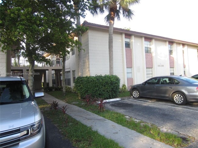 Foto del edificio - 10812 Royal Palm Blvd