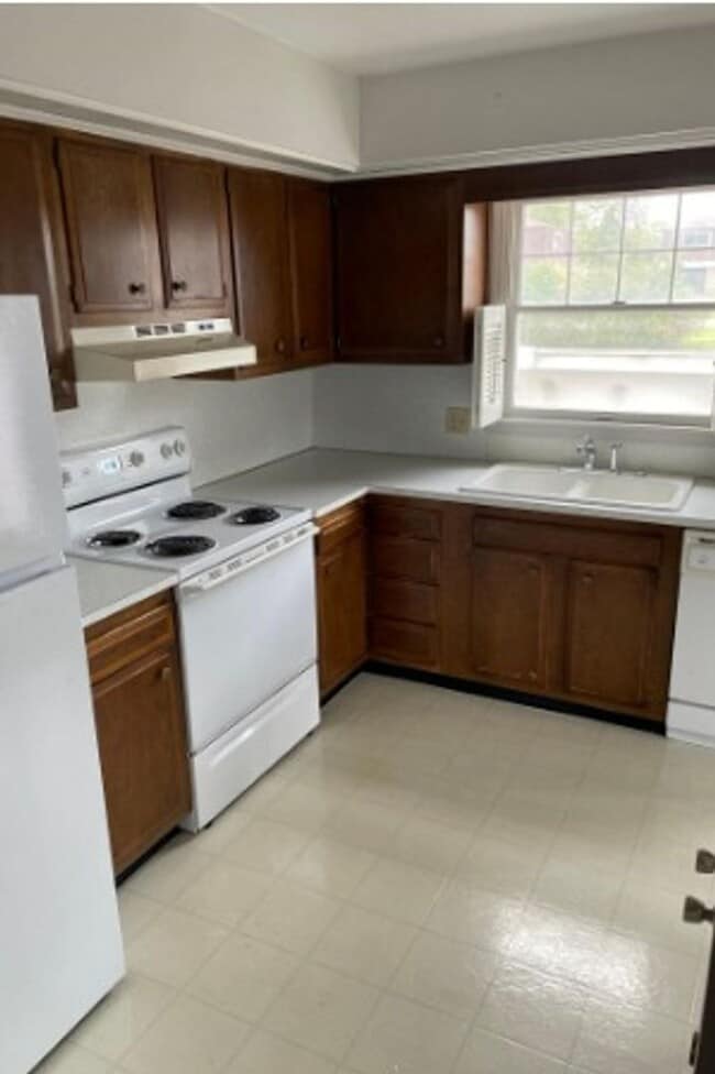 Building Photo - Spacious 2-Bedroom 1.5 Bath