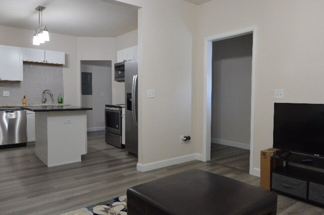 Building Photo - Renovated Short Term Rental!