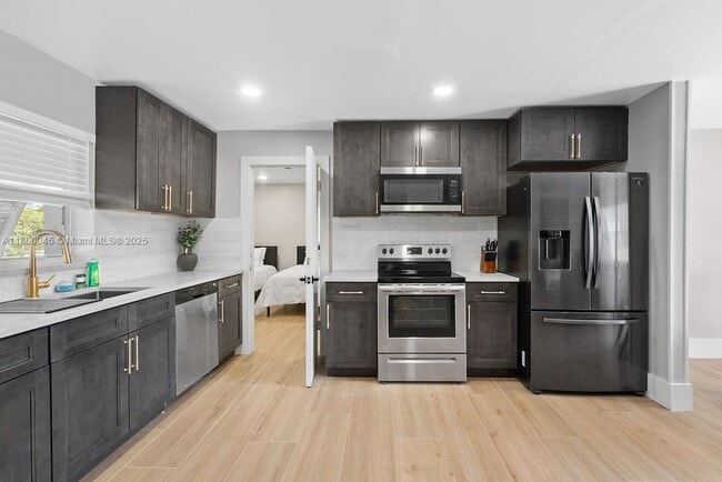 Foto del edificio - 736 Prosperity Farms Rd