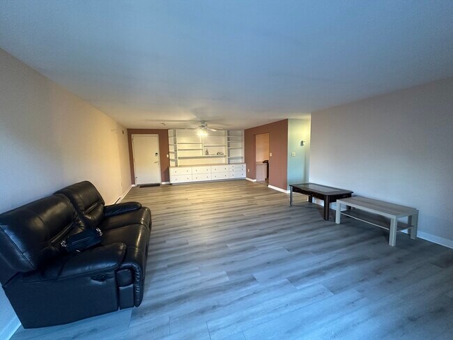 Foto del edificio - 1321 Worcester Rd