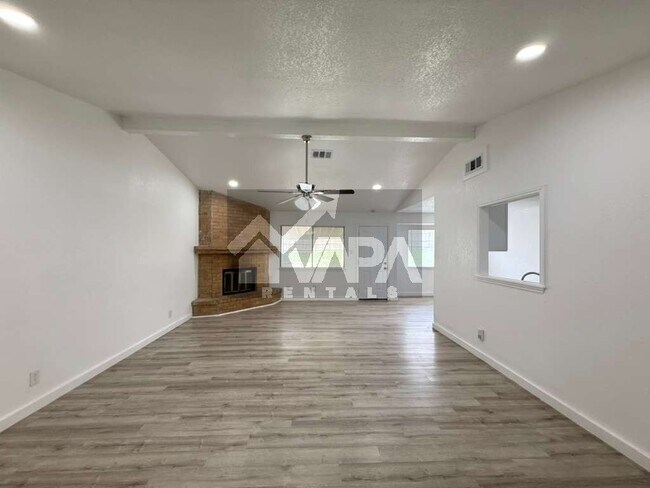 Foto del edificio - 5679 Wood Oak
