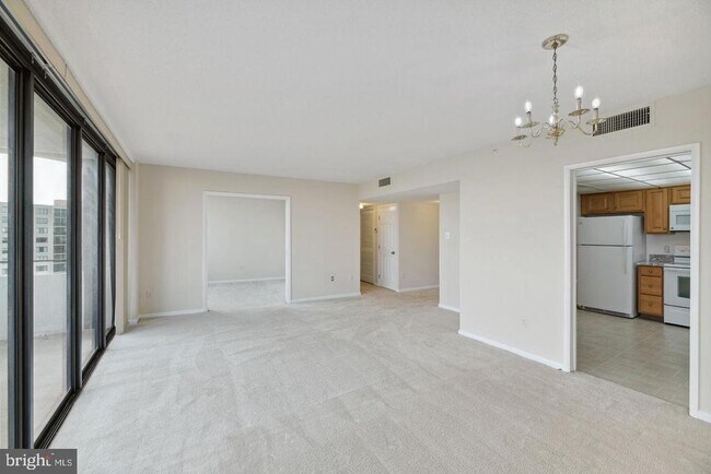 Foto del edificio - 6301 Stevenson Ave
