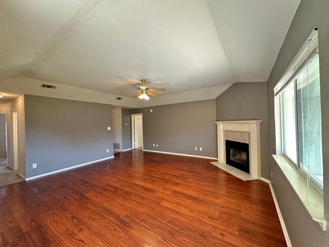 Building Photo - Viewable Now!