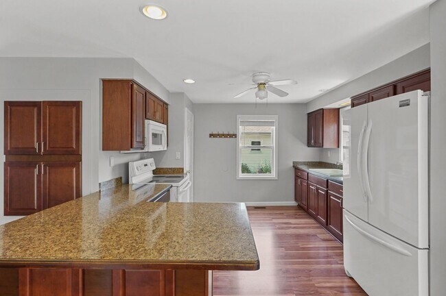 Foto del edificio - BEAUTIFUL 768 square foot single family ho...