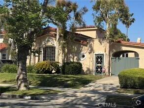 Building Photo - 144 S La Peer Dr