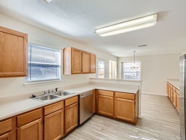 Building Photo - Spacious floor plan in established neighbo...