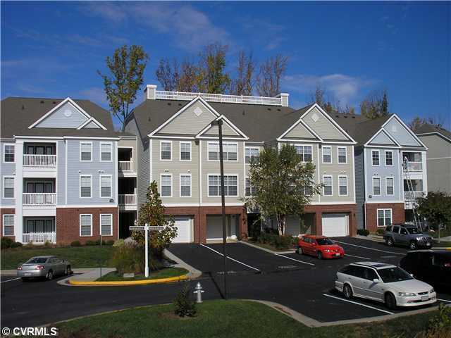 Building Photo - Fabulous 2 bedroom condo with loft and gar...