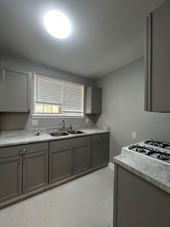 Foto del edificio - Cozy Up This Winter at Stonerose Apartments—Your Midtown Escape for Comfort, Convenience & Savings!