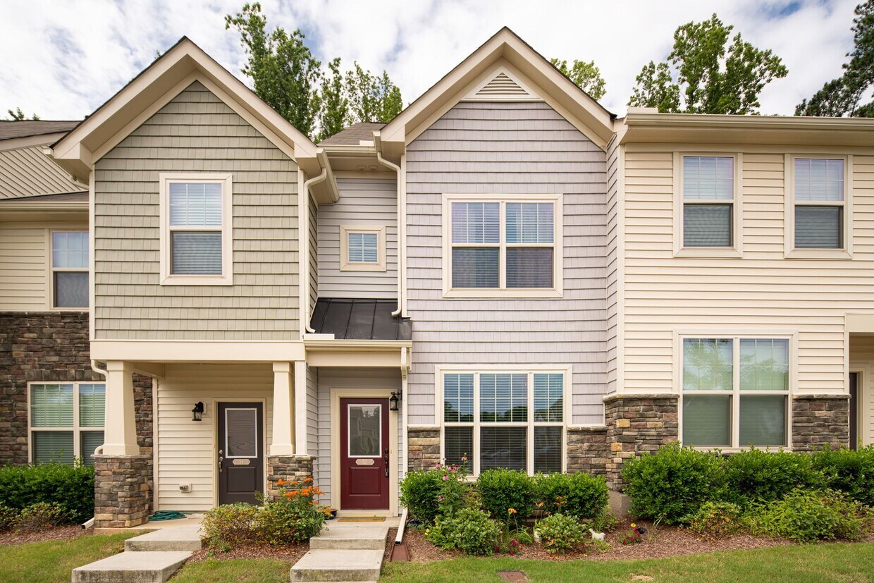Foto principal - 2 Bedroom, 2.5 Bath Townhome w/ Loft and S...