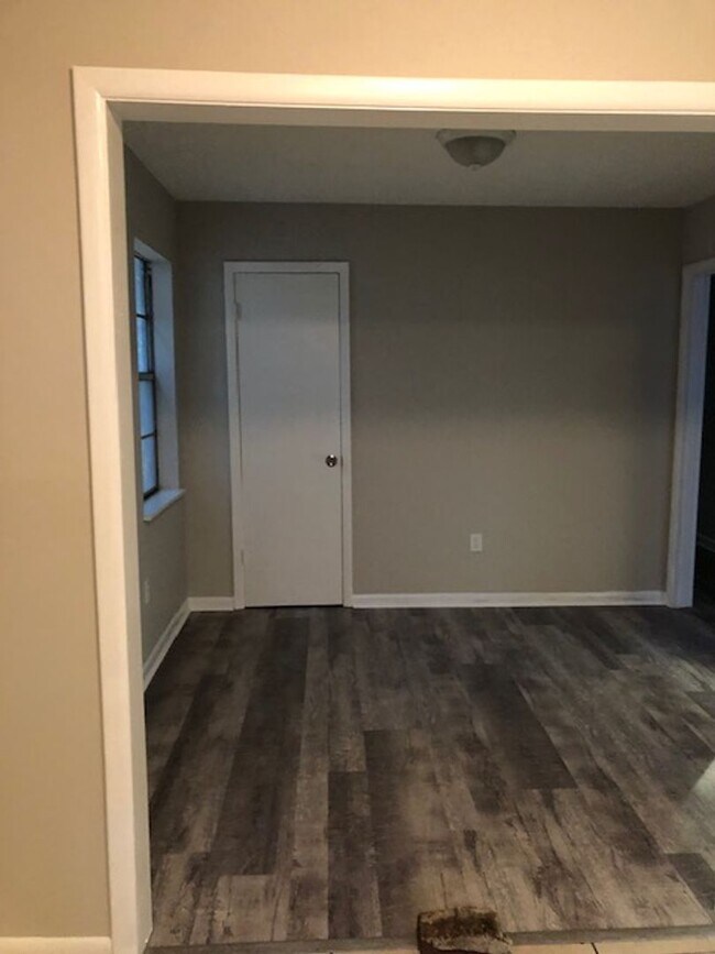 Building Photo - 9321 Dunwoody Dr