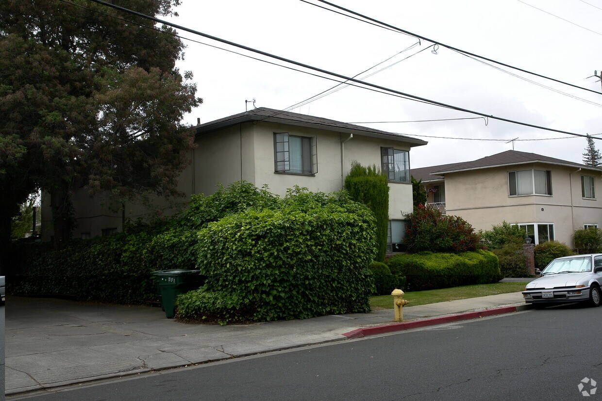 Building Photo - 825 Roble Ave