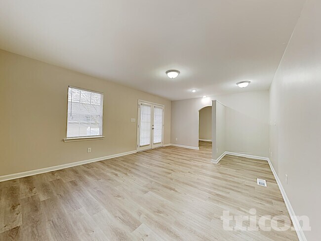 Building Photo - 615 Flicker St