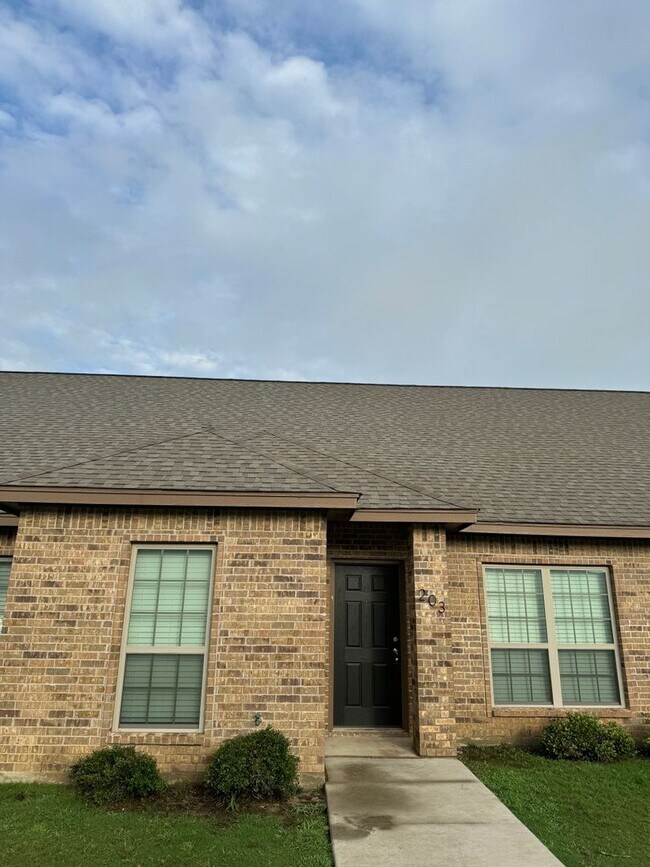 Foto del edificio - HUGE PRICE DROP!! 2/2 located in BROCK ISD...