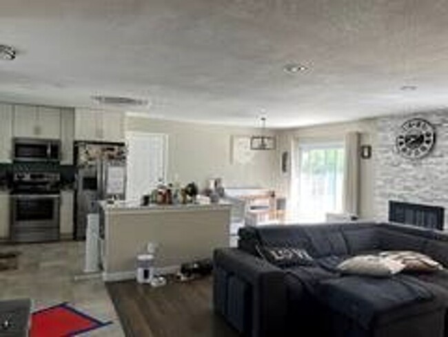 Building Photo - Stunning Newly Remodeled 4-Bedroom Rental ...