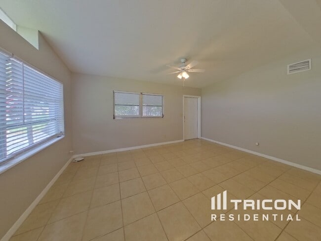 Building Photo - 2869 Webley Dr NE