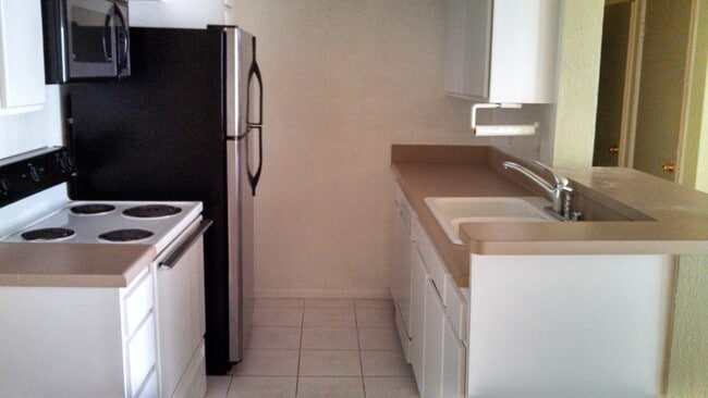 Kitchen - 8163 Redlands St