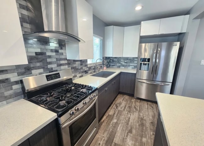 Foto del edificio - 15524 Tupper St