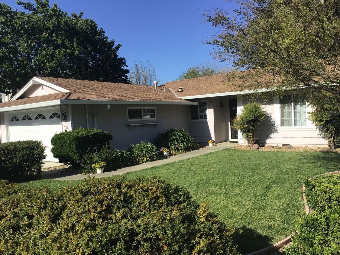AVAILABLE NOW!! Cute 2 bed/ 1 bath nestle... - AVAILABLE NOW!!  Cute 2 bed/ 1 bath nestle...