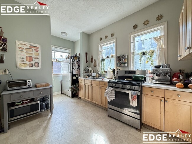 Building Photo - 77 Easton St