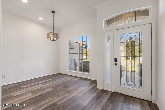 Foto del edificio - 737 Hazelmoor Ln