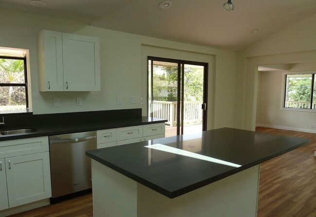 Building Photo - Maui Meadows