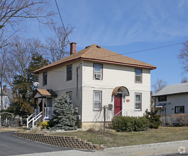 Building Photo - 132 E Pulaski Rd